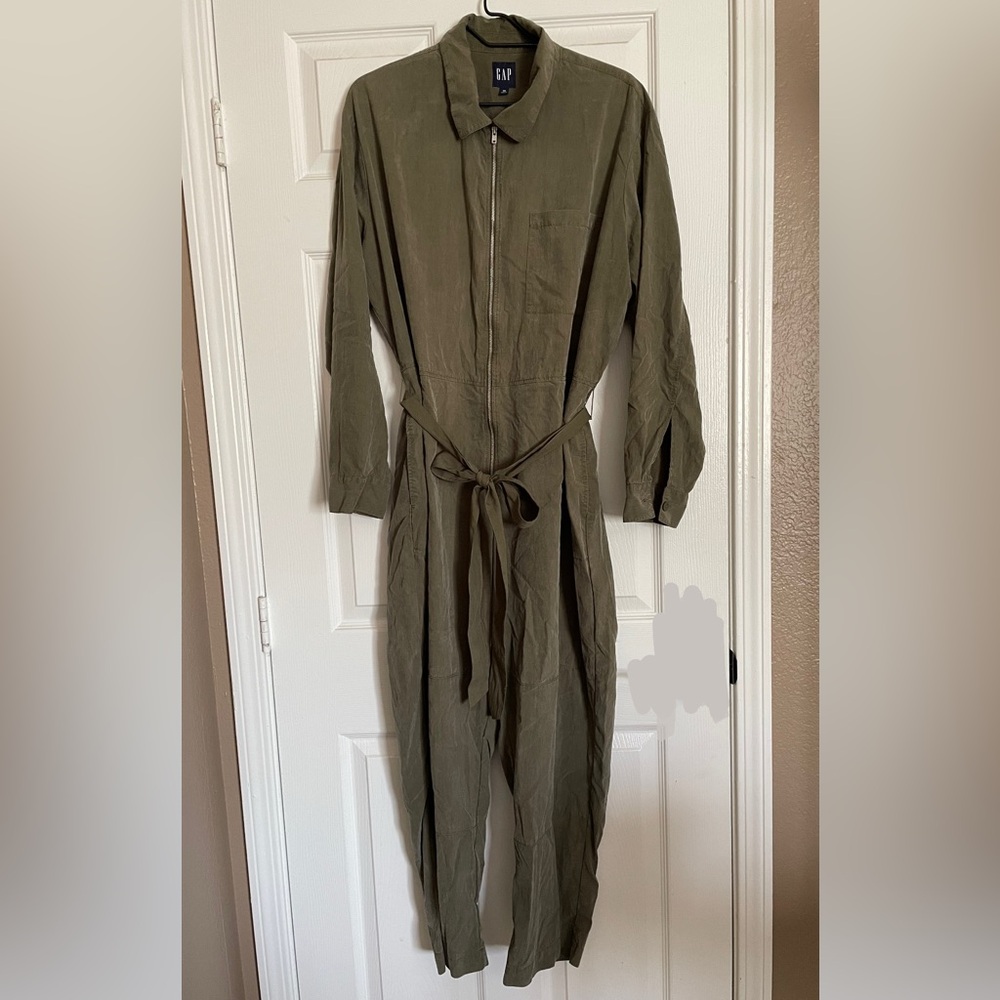 Gap Long Sleeve Zip Up Jumpsuit, Soft Forest Green Color, size 20, has pockets